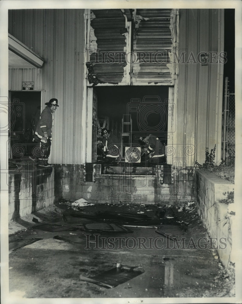 1978 Press Photo Firemen Check Fire Debris in Birmingham, Alabama - abna09082 - Historic Images