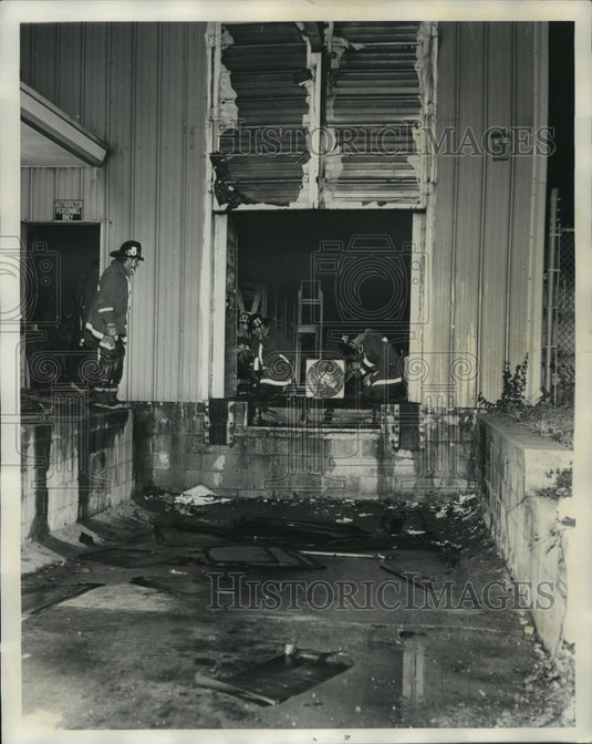 1978 Press Photo Firemen Check Fire Debris in Birmingham, Alabama - abna09082 - Historic Images