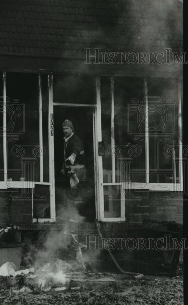 1981 Press Photo Fireman Cleans Out Debris From Burnt Building, Tarrant, Alabama - Historic Images