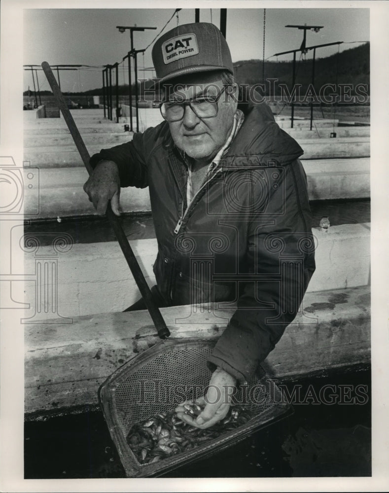 1986 Press Photo Farmer Shows Goldfish on Farm in Alabama - abna09127 - Historic Images