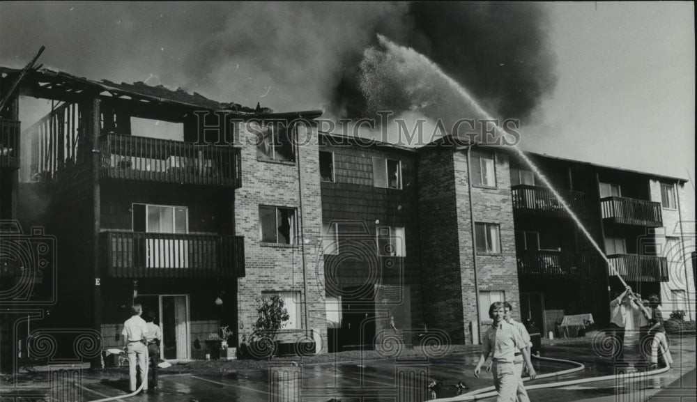 1980 Press Photo Residents and firemen Fight Apartment Fire, Fairfield, Alabama - Historic Images