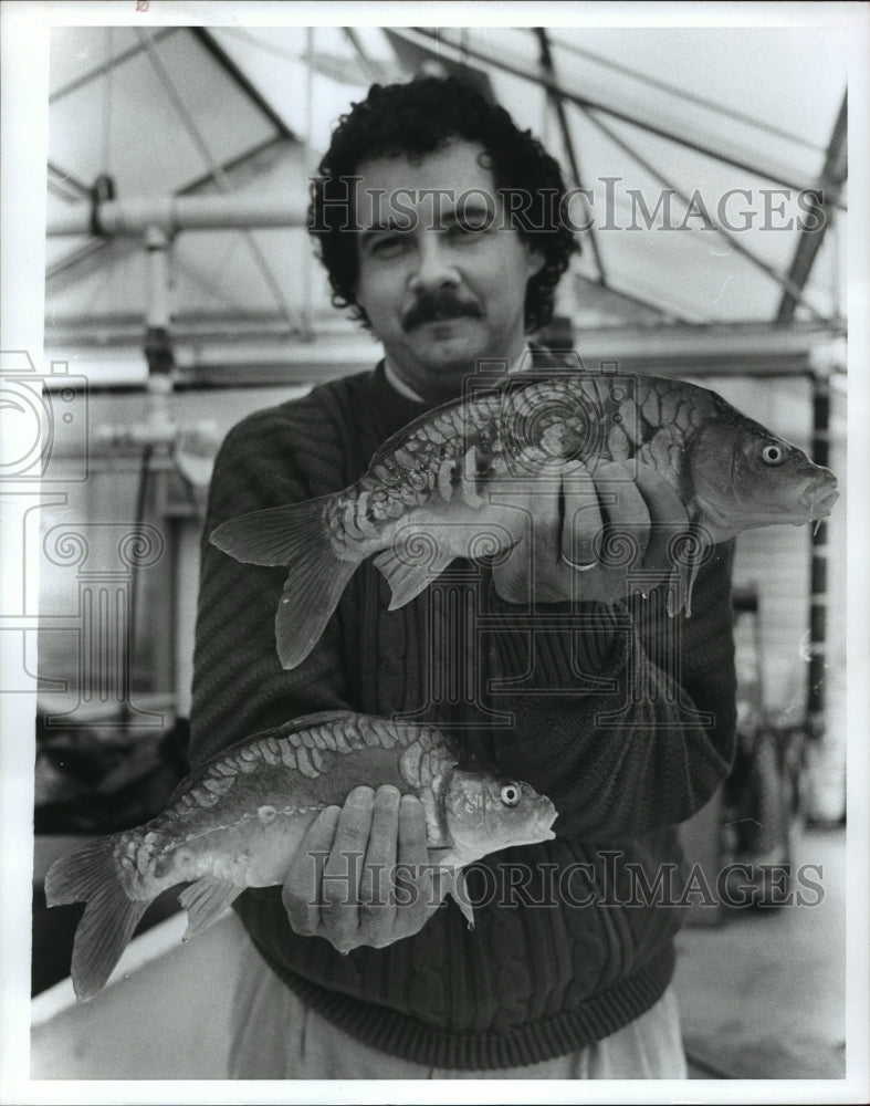 1992 Press Photo Alabama-Auburn Fish Research shows fish - abna09129 - Historic Images