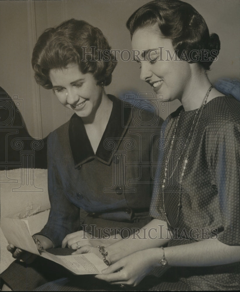 1959 Gail Abernethy and Elaine Lipsey, Maid of Cotton contestants. - Historic Images
