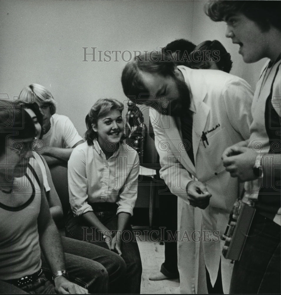 1980 Press Photo Alabama-Birmingham Dr. Creech with young diabetic patients. - Historic Images