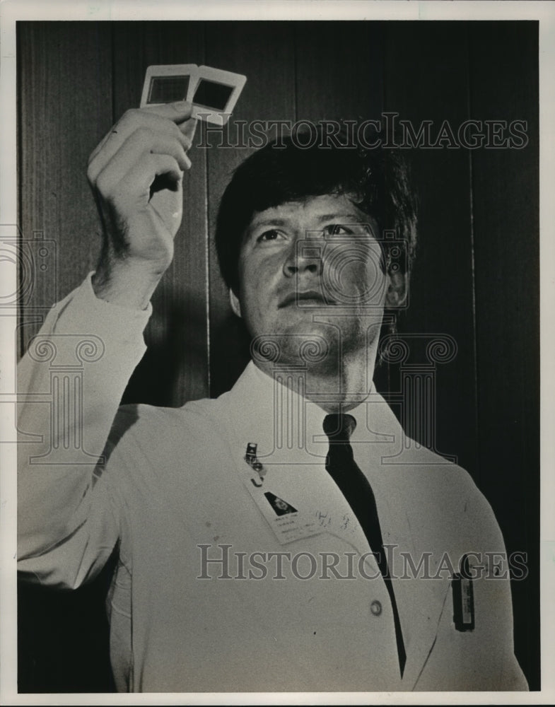 1986 Press Photo Dr. George Shaw Studies Slides of AIDS Virus, Alabama. - Historic Images