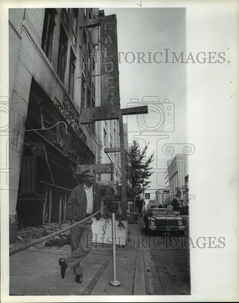 1980 Press Photo Guard Freddie Harris, Sr., Outside Fire Gutted Store, Alabama - Historic Images