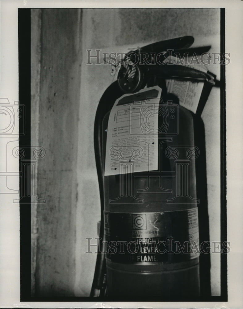 1988 Press Photo Alabama-A fire extinguisher shows the updated inspection card. - Historic Images