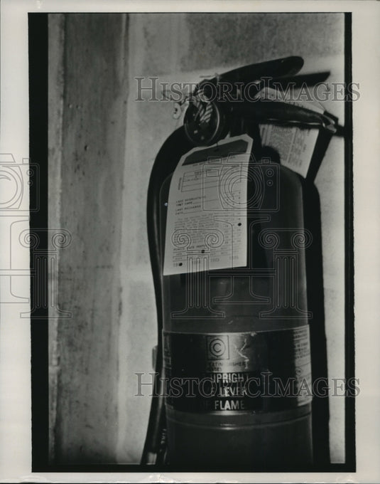 1988 Press Photo Alabama-A fire extinguisher shows the updated inspection card. - Historic Images