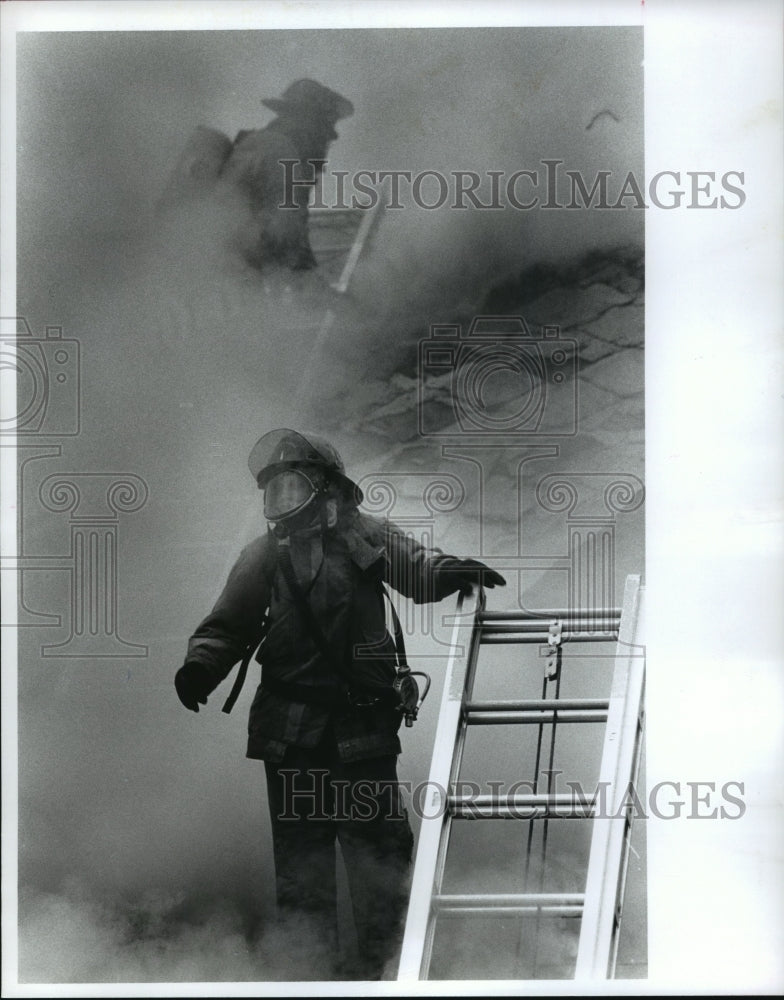 1992 Press Photo Firefighter Lieutenant Dianna L. Hughes Needs Equipment at Fire - Historic Images