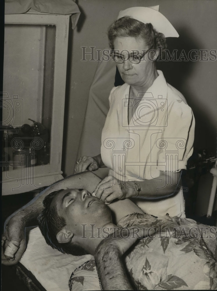 1951 Press Photo Alabama-Thelma Ellis treats Birmingham fireman, C.R. Tracy. - Historic Images