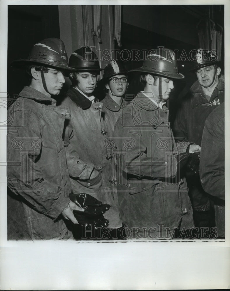 1970 Press Photo Alabama-Birmingham firefighters at Lawrence Furniture fire. - Historic Images