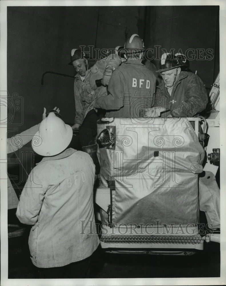 1970 Press Photo Alabama-Birmingham firemen brought to safety in &quot;Snorke Basket&quot; - Historic Images