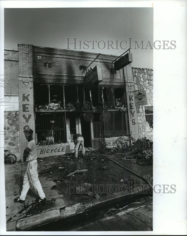 1993 Press Photo Alabama-Worker cleans up Locksmith business in Fairfield fire. - Historic Images