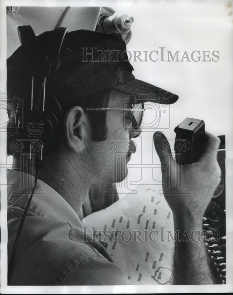 1978 Press Photo Alabama-Carroll Honeycutt uses radio to help fight forest fires - Historic Images