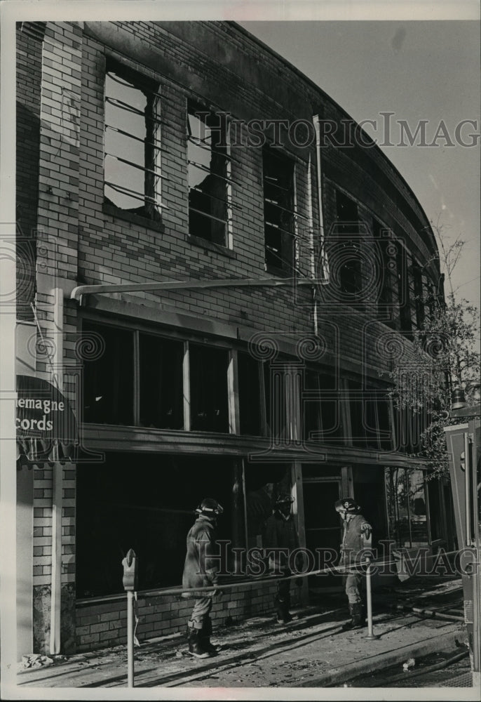 1986 Press Photo Firemen Survey Scene of Blaze, Five Points South, Birmingham - Historic Images