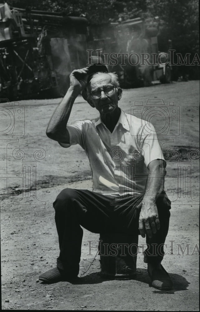 1977 Press Photo Nightwatchman J.W. Bennett, Burning Drills, Mine Fire, Alabama - Historic Images