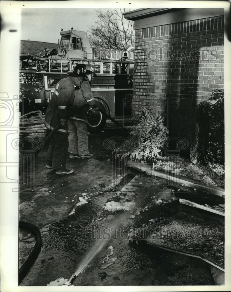 1979 Press Photo Firemen Spray Water at Fire, Birmingham, Alabama - abna09282 - Historic Images