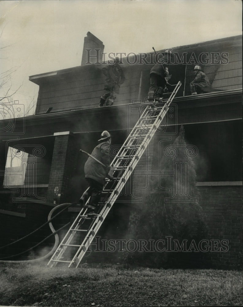 1975 Press Photo Firemen Fight Fire at Dwelling in Birmingham, Alabama - Historic Images