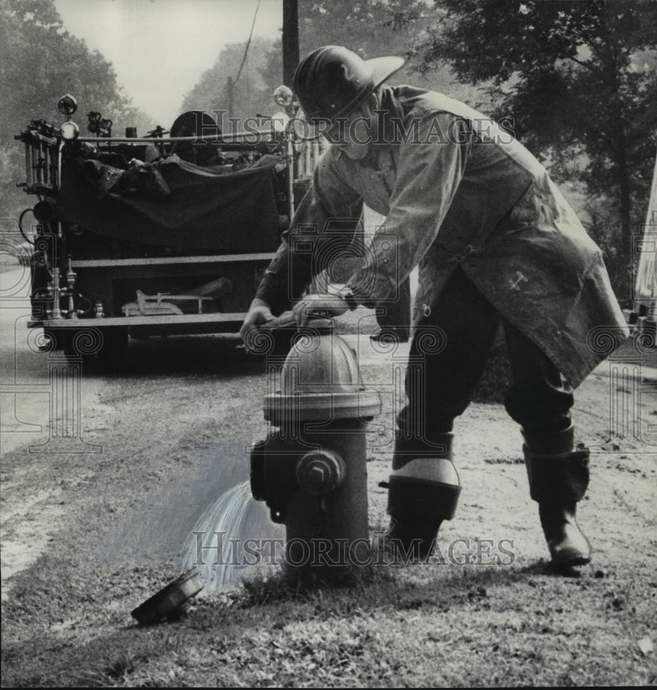 1968 Press Photo Fireman Shuts Off Illegally Opened Fire Hydrant, Alabama-Historic Images