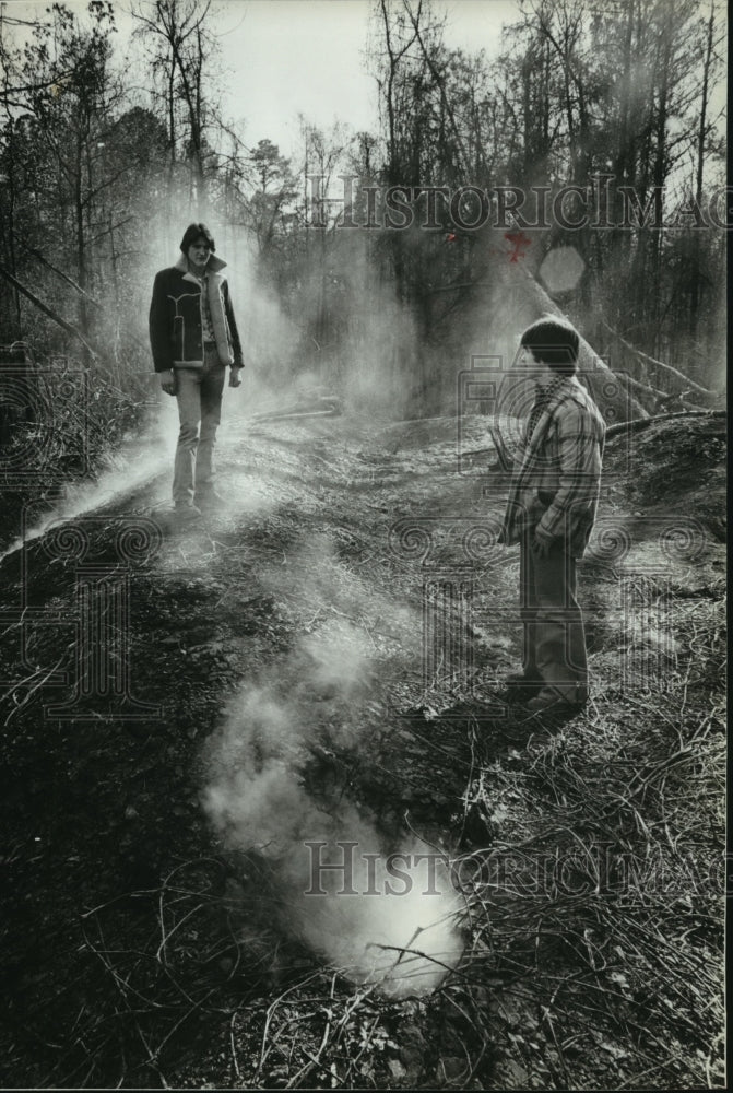 1979 Press Photo David Payne, David Bryars, Inspect Burning Mound, Alabama - Historic Images