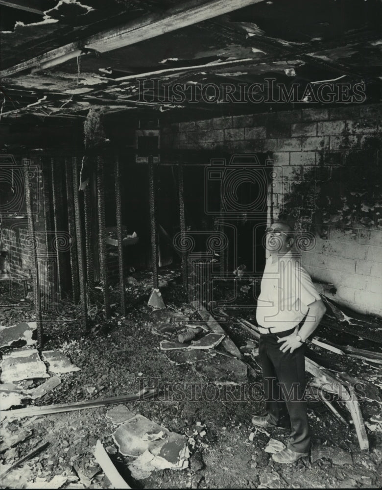 1978 Press Photo Building Owner Inspects Fire Damage, Birmingham, Alabama - Historic Images