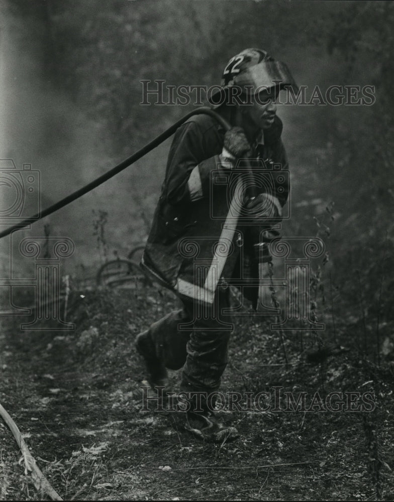 1988 Press Photo Firefighter Jerone Wiggins Out of Water, Birmingham, Alabama - Historic Images