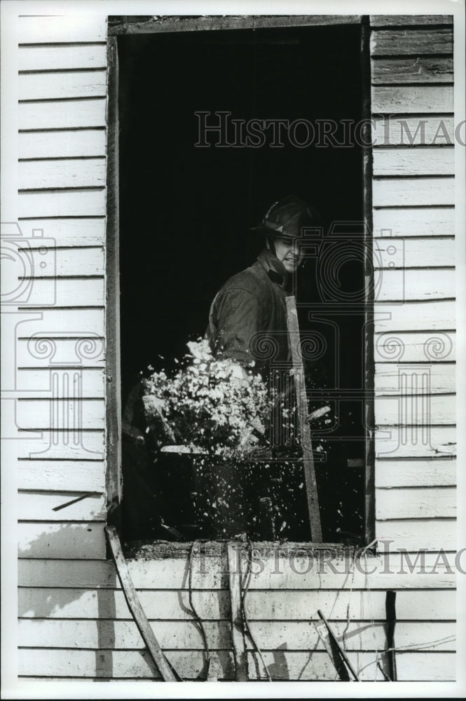 1992 Press Photo Fireman Throws Out Burned Rubble From House Fire, Alabama - Historic Images