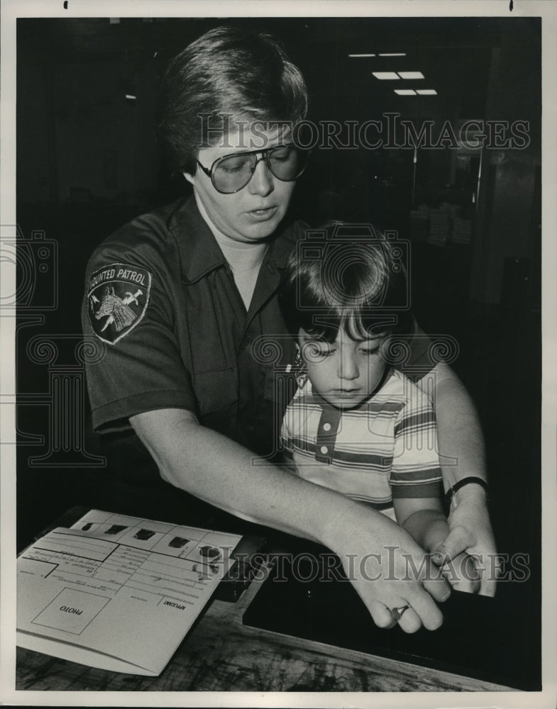 1985 Press Photo Officer Susan Moore Fingerprints Nicholas Fulton, Alabama - Historic Images