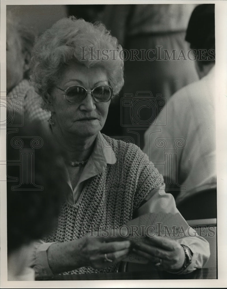 Press Photo Daisy Wakeland plays cards at Eldergarten in Birmingham, Alabama - Historic Images