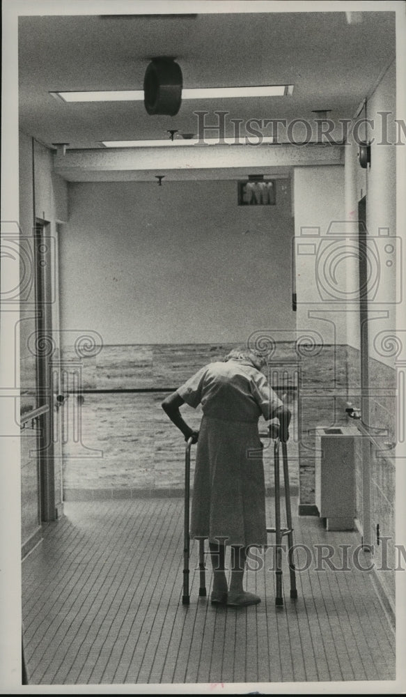 1989 Press Photo Alabama-Elderly woman walks down hall at Ketona nursing home. - Historic Images
