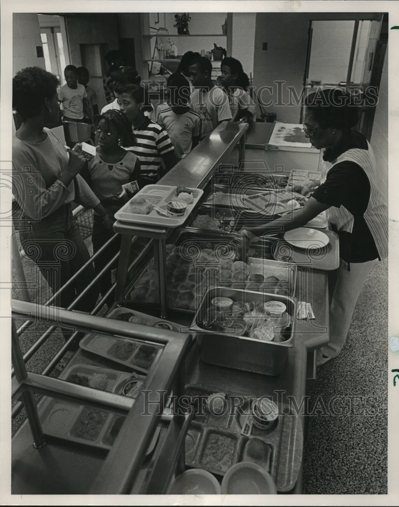 1985 Press Photo Lunch Time at C.J. Donald Elementary School, Fairfield, Alabama - Historic Images