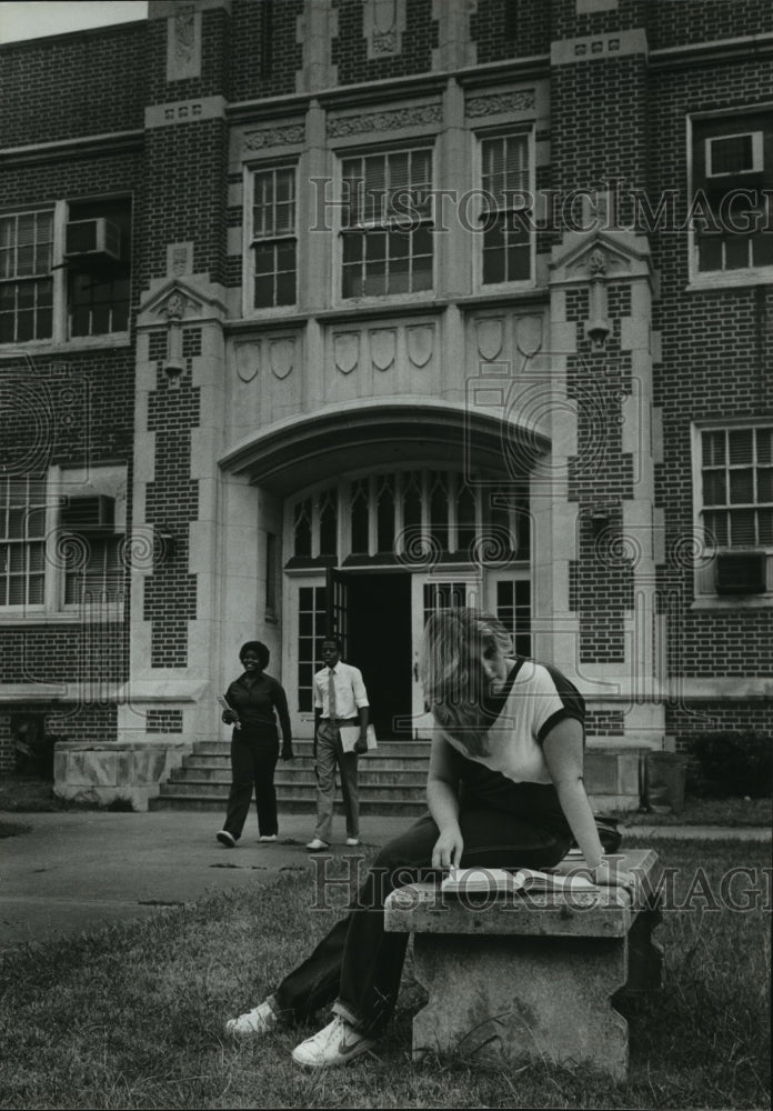 1981 Press Photo Students in Front of Fairfield High School, Alabama - abna09388 - Historic Images