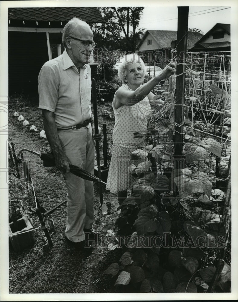 1981 Press Photo G.A. and Hazel Powell in Their Garden, Birmingham, Alabama - Historic Images