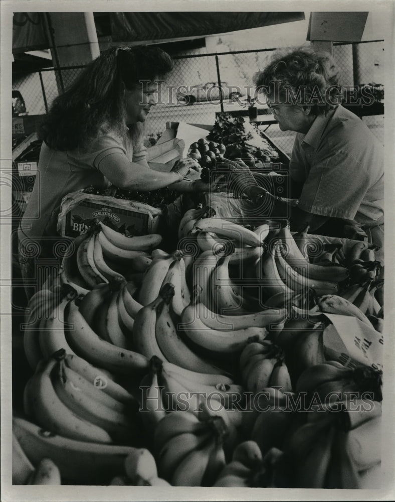 1991 Press Photo Vendor Brenda Pepper and Mrs. Peggy Olson at Birmingham Market - Historic Images