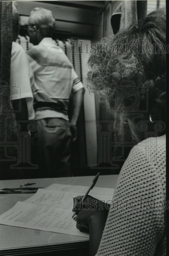 1980 Press Photo Alabama-Marion Evans helps count votes in Fairfield election. - Historic Images