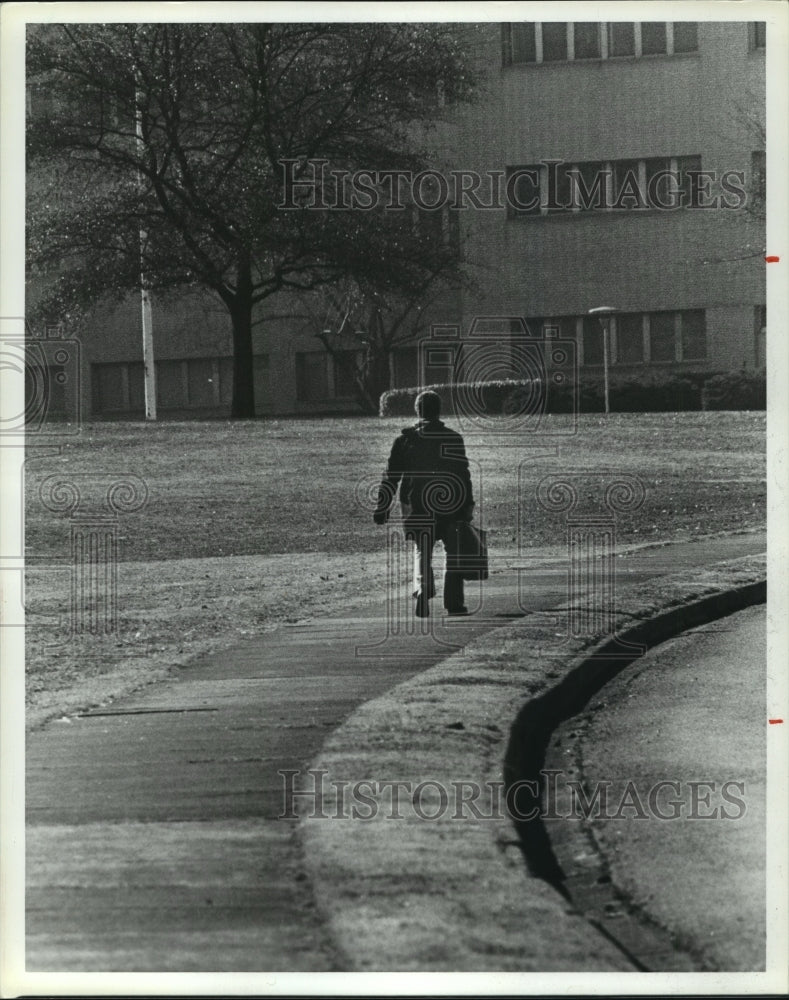 1981 Press Photo Alabama-Man walks outside US Steel office building in Fairfield - Historic Images