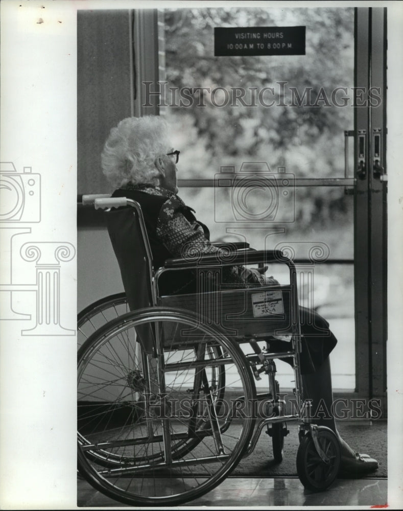 1982 Press Photo 94 year old Blanche Couch enters Nursing Home in Alabama - Historic Images