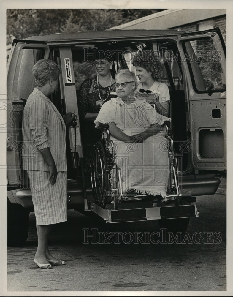 1986 Press Photo Beverly Health Care gets wheelchair lift - abna09456 - Historic Images