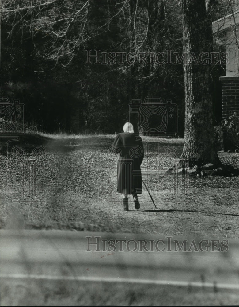 1981 Press Photo Elderly Lady takes walk off Alton Road Eastern County Section - Historic Images