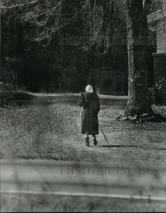 1981 Press Photo Elderly Lady takes walk off Alton Road Eastern County Section - Historic Images