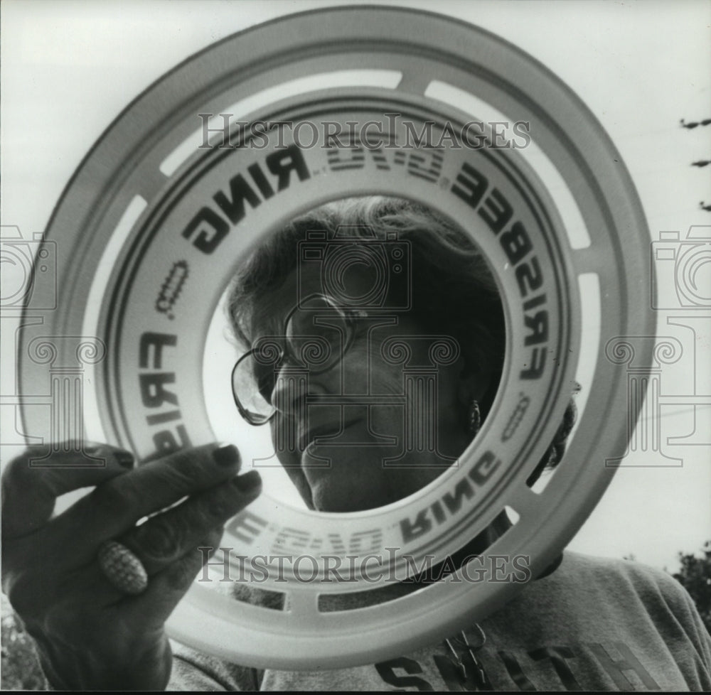 1980 Press Photo Smithfield Manor&#39;s Ethel Reeves hurls frisbee Senior Olympics - Historic Images