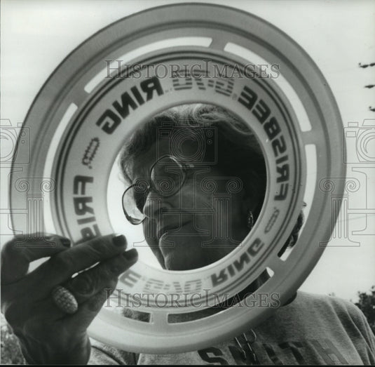 1980 Press Photo Smithfield Manor's Ethel Reeves hurls frisbee Senior Olympics - Historic Images