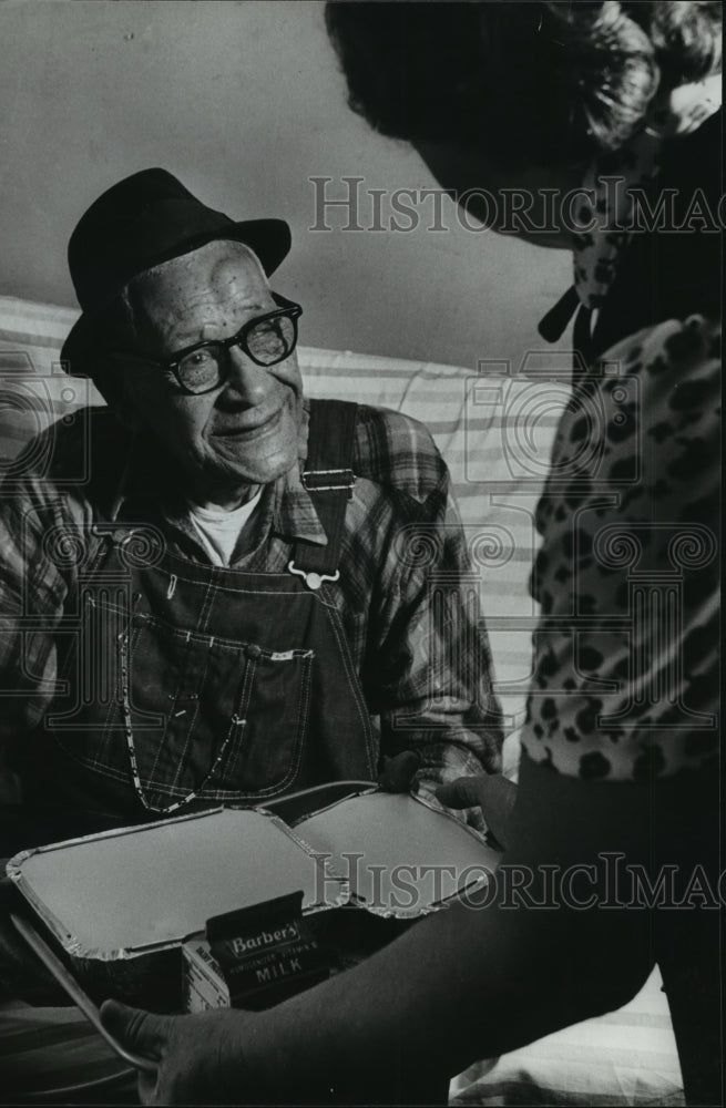 1981 Press Photo 103 yr old Ernest Hamilton receives meal from Bernice Donahoo - Historic Images