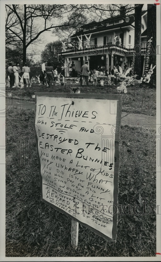 1989 Press Photo Sign Offers Reward for Easter Display Vandal, Homewood, Alabama - Historic Images