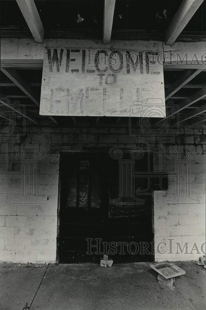 1984 Press Photo Alabama-Faded out welcome sign on closed building in Emelle. - Historic Images