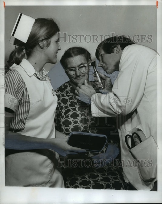 1973, Alabama-Poor people checked by doctor at Ensley's SAMA Clinic. - Historic Images