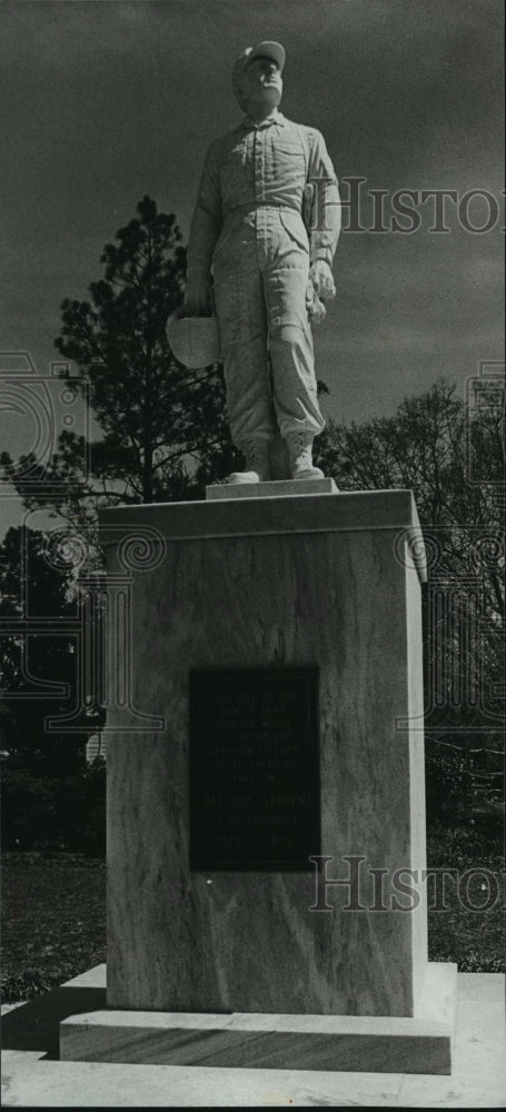 1981 Press Photo Alabama-Enterprise statue pays tribute to young Army Aviators. - Historic Images