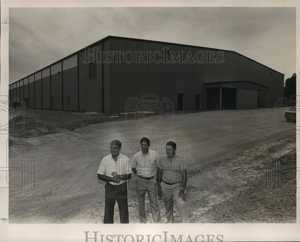 1987 Press Photo Alabama-Businessmen in front of Columbiana exhibition hall. - Historic Images