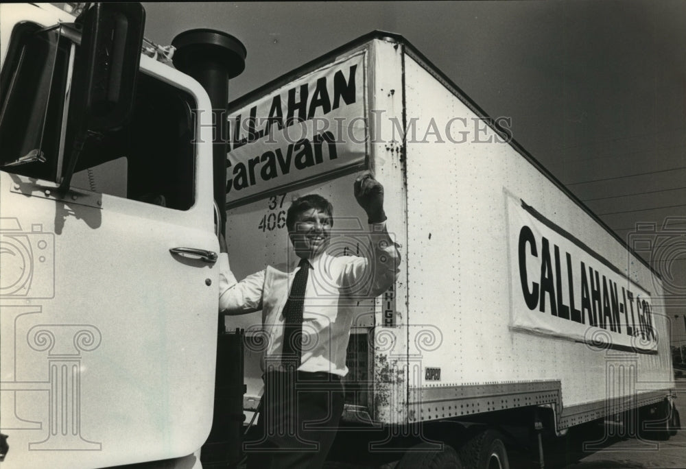 1982 Press Photo Alabama-H.L. &quot;Sonny&quot; Callahan with his 18- wheel campaign van. - Historic Images