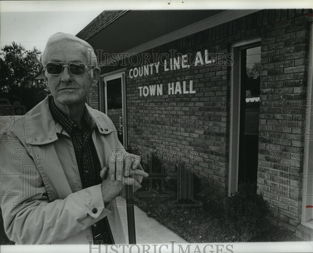 1983 Press Photo Alabama-County Line Mayor, Houston Calvert stands at City Hall. - Historic Images